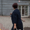 На выходе из здания суда Зинаида Ким мешала фотокорреспонденту VL.ru снимать — newsvl.ru