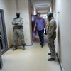 Бойцы с нашивками ФСБ не дают каких-либо комментариев журналистам и просят покинуть этаж, где проводится проверка — newsvl.ru