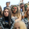 Зрители пришли прямо с фестиваля красок холи — newsvl.ru