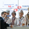 С девушками у стенда РЖД участники форума были не против сфотографироваться — newsvl.ru