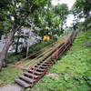 Железная лестница на остановке «Фрегат» каждую зиму отправляет десятки людей в травмпункты — newsvl.ru