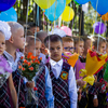 Утром 1 сентября на площадке школы торжественно выстроились пять первых классов — около 150 новых учеников — newsvl.ru