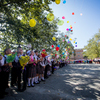 Ребята загадали желание и выпустили в небо разноцветные шары — newsvl.ru