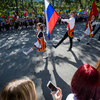 На торжественной линейке знаменная группа помимо флага России вынесла флаг, который образовательному учреждению передали ветераны — newsvl.ru