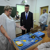 Учитель физики Ольга Ханина показывает губернатору новое оборудование — newsvl.ru