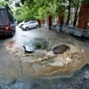 Из переполненного люка на пересечении с Экипажной фонтаном вырывается дождевая вода — newsvl.ru