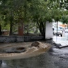 Мутные потоки дождевой воды текут под припаркованные неподалеку автомобили — newsvl.ru