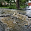 В мутной воде плохо видно многочисленные ямы, образовавшиеся от дождей — newsvl.ru