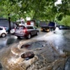 Постоянный огромный напор воды во время дождей создает глубокие выбоины на всем протяжении дороги — newsvl.ru