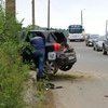 В какой-то момент он начал откатываться вниз и врезался в стоящую у обочины Toyota Vitz — newsvl.ru