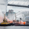 Морской буксир РБ-403 продемонстрировал технику тушения «горящего» малогабаритного корабля, поливая его струями воды — newsvl.ru