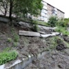 Несколько ограждающих бетонных блоков сползли с дороги на тротуар недалеко от остановки «Фрегат» — newsvl.ru