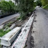 Из-за дождей вымыло щебеночное основание под ограждающими бетонными блоками, и теперь они валяются на косогоре — newsvl.ru