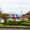 Многие гости любят гулять по живописной территории океанариума — newsvl.ru