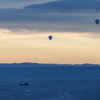 Воздушные шары на фоне рассвета и моря – необычное для города зрелище — newsvl.ru