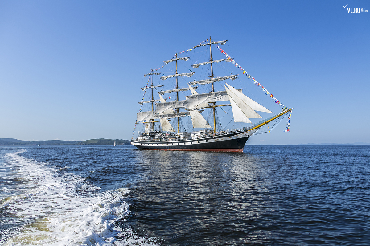 Бригантина поднимает. Корабль с парусами. Бригантина поднимает. Бригантина поднимает паруса. Бригантина поднимает паруса.