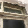 Первоклассникам школы № 60 во Владивостоке выделили кабинет с грибком на стенах и потолке (ФОТО)