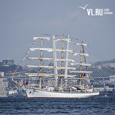 Корабли постоят и ложатся на курс: лайнер и большие парусники покидают Владивосток 