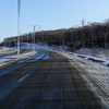 Около кампуса ДВФУ дорога растаяла, но ее полностью не убрали — newsvl.ru