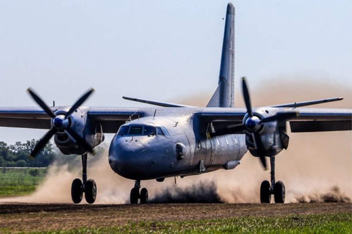 АН-26 военно-транспортный самолёт