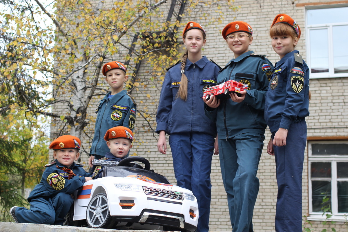 рисунок на тему спасатели. рисунок мчс. спасатель профессия отважных рисунки. дети спасатели. спасатели глазами детей.