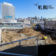 Офисное здание возводят вплотную к объекту культурного наследия в центре Владивостока 