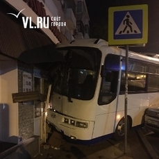 На «Авангарде» автобус въехал в здание и повредил припаркованный кроссовер 