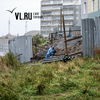Упавший забор торгового центра перекрыл проход к остановке и школе на Ладыгина (ФОТО)