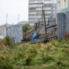 Упавший забор торгового центра перекрыл проход к остановке и школе на Ладыгина — newsvl.ru
