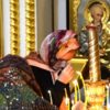 Прихожанка молится во время праздничной Божественной литургии — newsvl.ru
