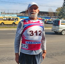79-летний профессор из Хабаровска пробежал международный полумарафон в Биробиджане  