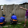Сотрудники помогают в уборке мусора, мебели, восстанавливают разрушенные заборы — newsvl.ru