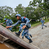 Китайские военные взбираются по наклонной стене по канатам — newsvl.ru