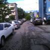 Вдоль дороги припаркованы автомобили, что затрудняет проезд транспорта к домам — newsvl.ru