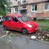 От падения у автомобиля оказались выбиты стекла и помята крыша  — newsvl.ru