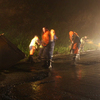 Рабочие заливали битум в мокрые из-за дождя ямы в «бетонке», затем лопатами засыпали «горячий» асфальт и укатывали его катками — newsvl.ru