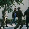 Александр Самсонов получает удар нагайкой от одного из казаков, «засветившихся» на фото — newsvl.ru