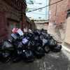 Во дворе дома № 8 по Мордовцева мусор аккуратно сложен в большую неприглядную кучу — newsvl.ru