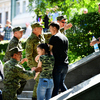 А это уже на верхней площадке, казаки хватают за руки молодых людей, не дают пройти — newsvl.ru