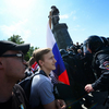 Потасовки на памятнике Макарову начались почти сразу — newsvl.ru