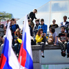 Ребята сидели на парапете и смотрели сверху — newsvl.ru