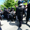 Полицейские производят задержание активистов — newsvl.ru