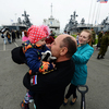 После торжественной церемонии моряки наконец-то смогли обнять родных — newsvl.ru