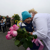 Родственники дарили цветы вернувшимся из Средиземного моря членам экипажа — newsvl.ru