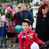 Многие из родных моряков и военных медиков пришли с воздушными шарами и цветами — newsvl.ru