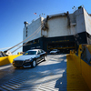 Всего на паром Hyundai вмещается до 5000 машин. В этом рейсе 150 авто были новенькие, с конвейера — newsvl.ru
