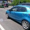 Mazda Demio не выдержала дистанцию и въехала в Honda Fit, который по инерции столкнулся с Toyota Prius — newsvl.ru