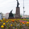 На центральной площади цветы высаживают в специальных клумбах и на газоне у Светланской улицы — newsvl.ru