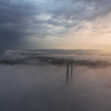 Пилоны моста едва возвышаются над туманным полотном — newsvl.ru