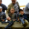  Мальчики и девочки с интересом трогали автоматы и пистолеты, спрашивая у бойцов отдела спецназначения, как называются представленные образцы — newsvl.ru